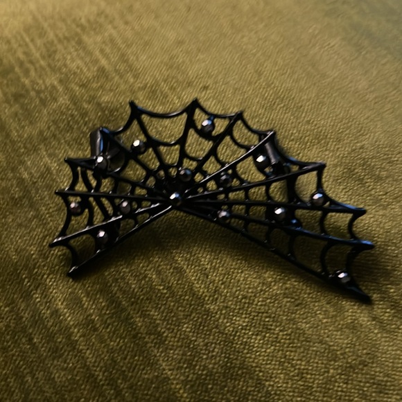 Spiderweb Ear Cuff (New) - Picture 8 of 10